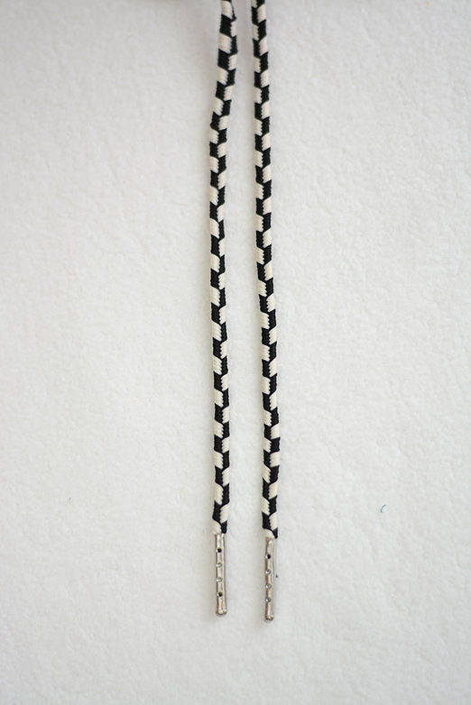 Checkmate Chic: Zwart-witte blokjesschoenveters