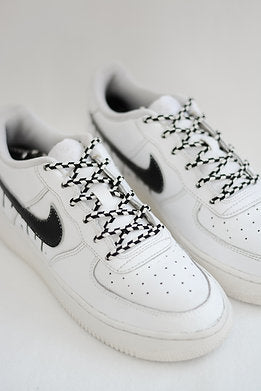 Checkmate Chic: Zwart-witte blokjesschoenveters