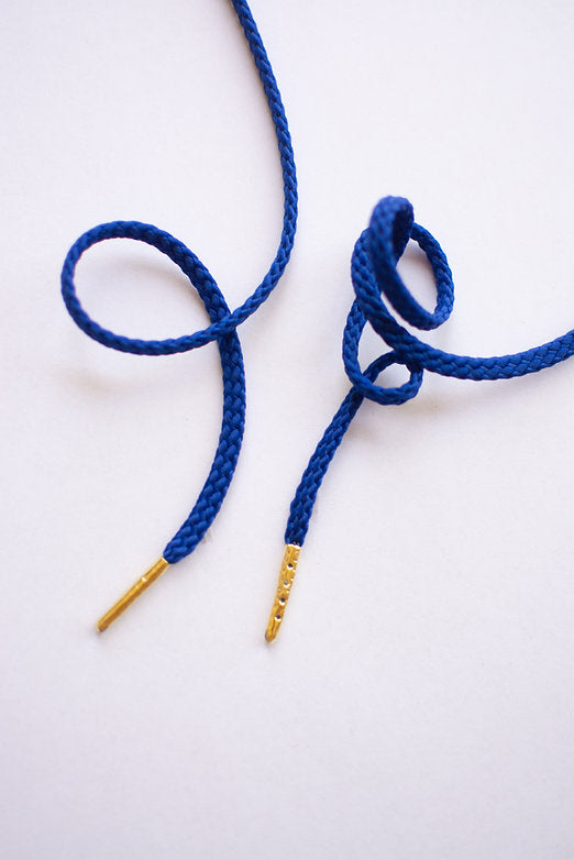 Schoenveters rond koord konings blauw