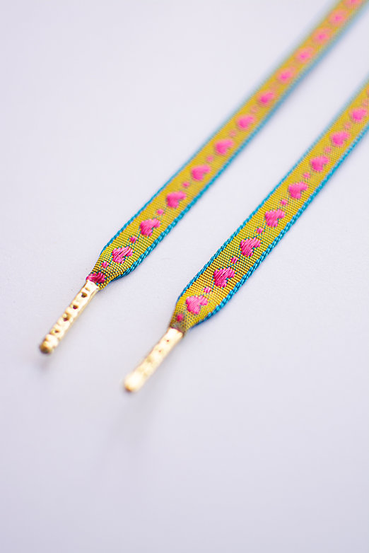 Schoenveters plat jacquard - geel met roze hartjes en blauwe randjes