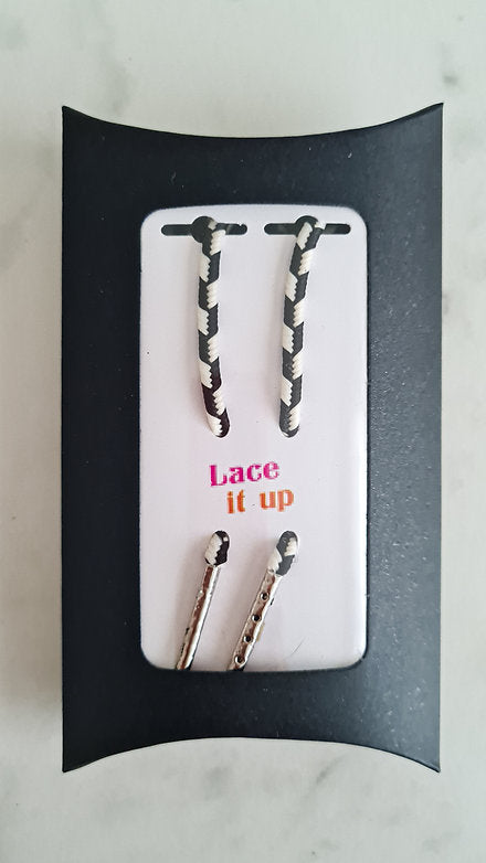 Checkmate Chic: Zwart-witte blokjesschoenveters