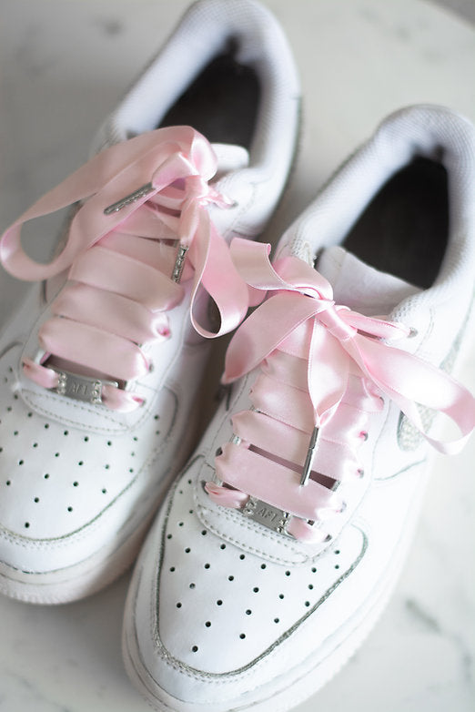 Blush Bloom – platte satijnen veters lichtroze