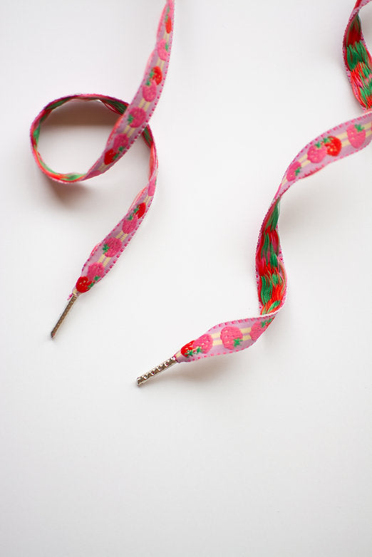 Schoenveters plat - roze met aardbeien jacquard