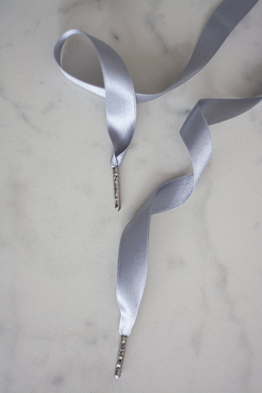 Schoenveters plat satijn luxe - grijs breed