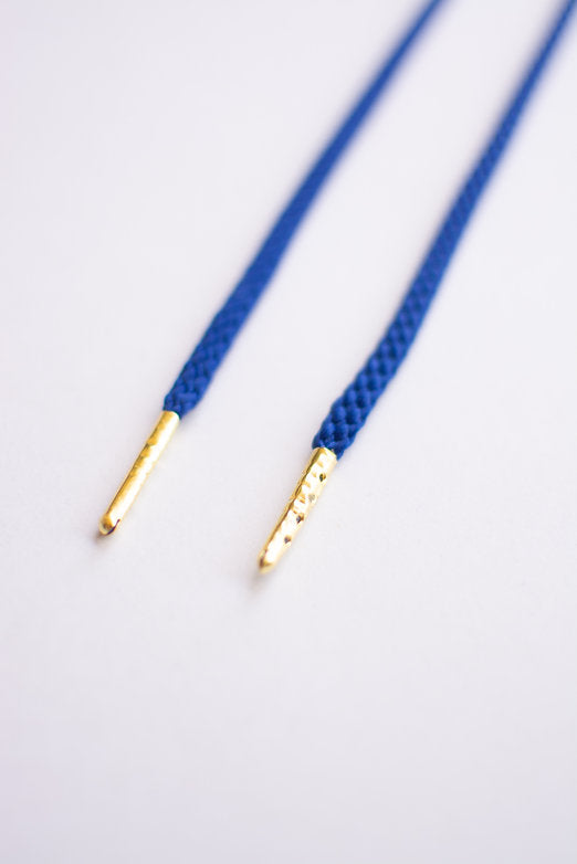 Schoenveters rond koord konings blauw