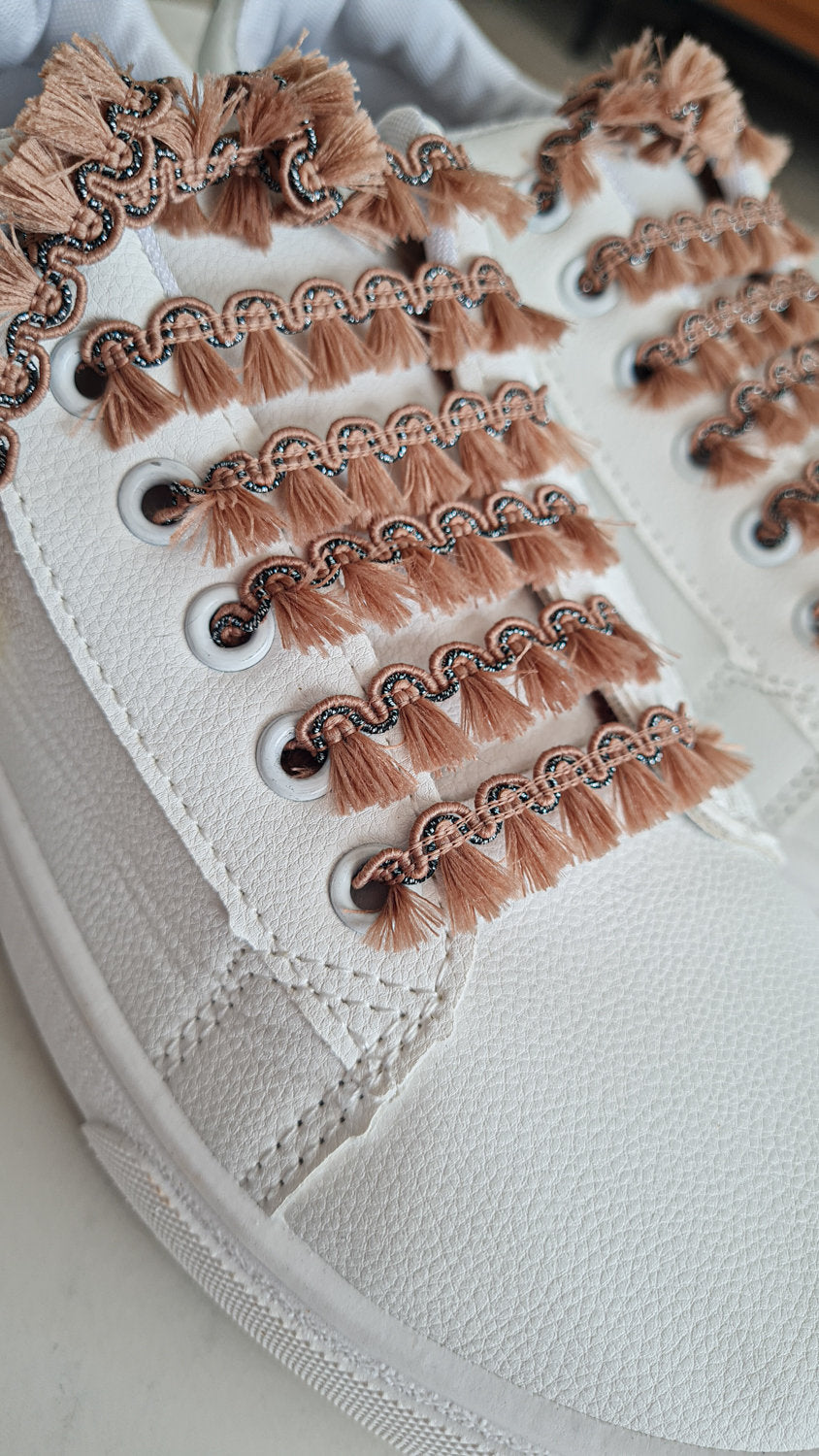 Schoenveters plat bruine kwastjes