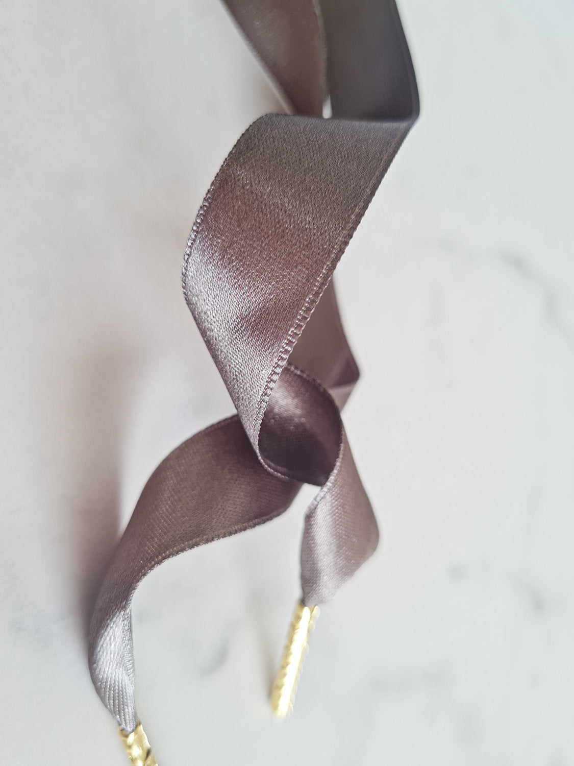 Smoky Silk – satijnen sneaker-veters in donker taupe