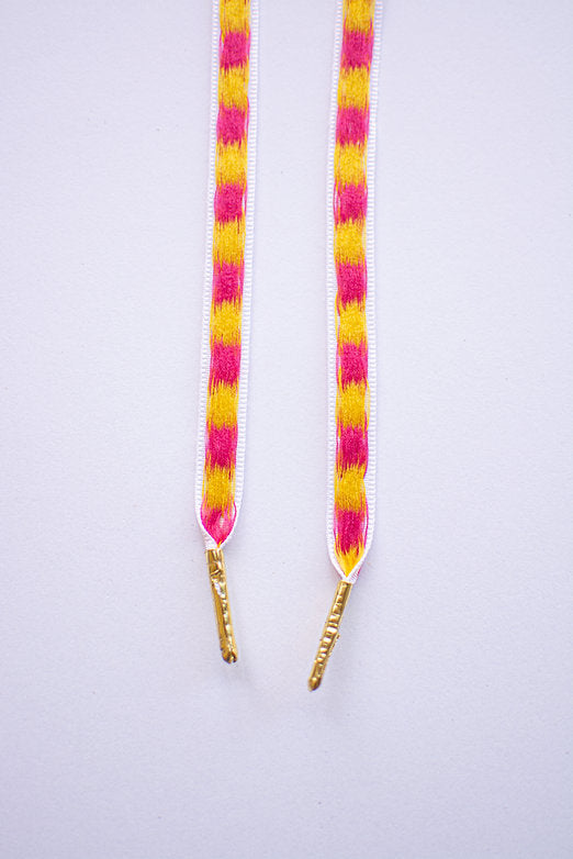 Schoenveters plat - wit met gele en roze bollen