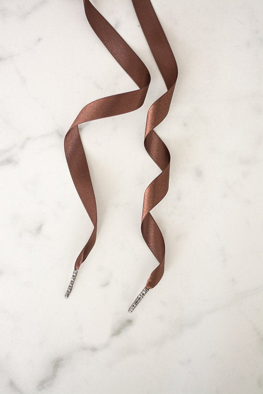 Cocoa Chic – platte satijnen veters bruin