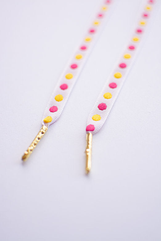 Schoenveters plat - wit met gele en roze bollen