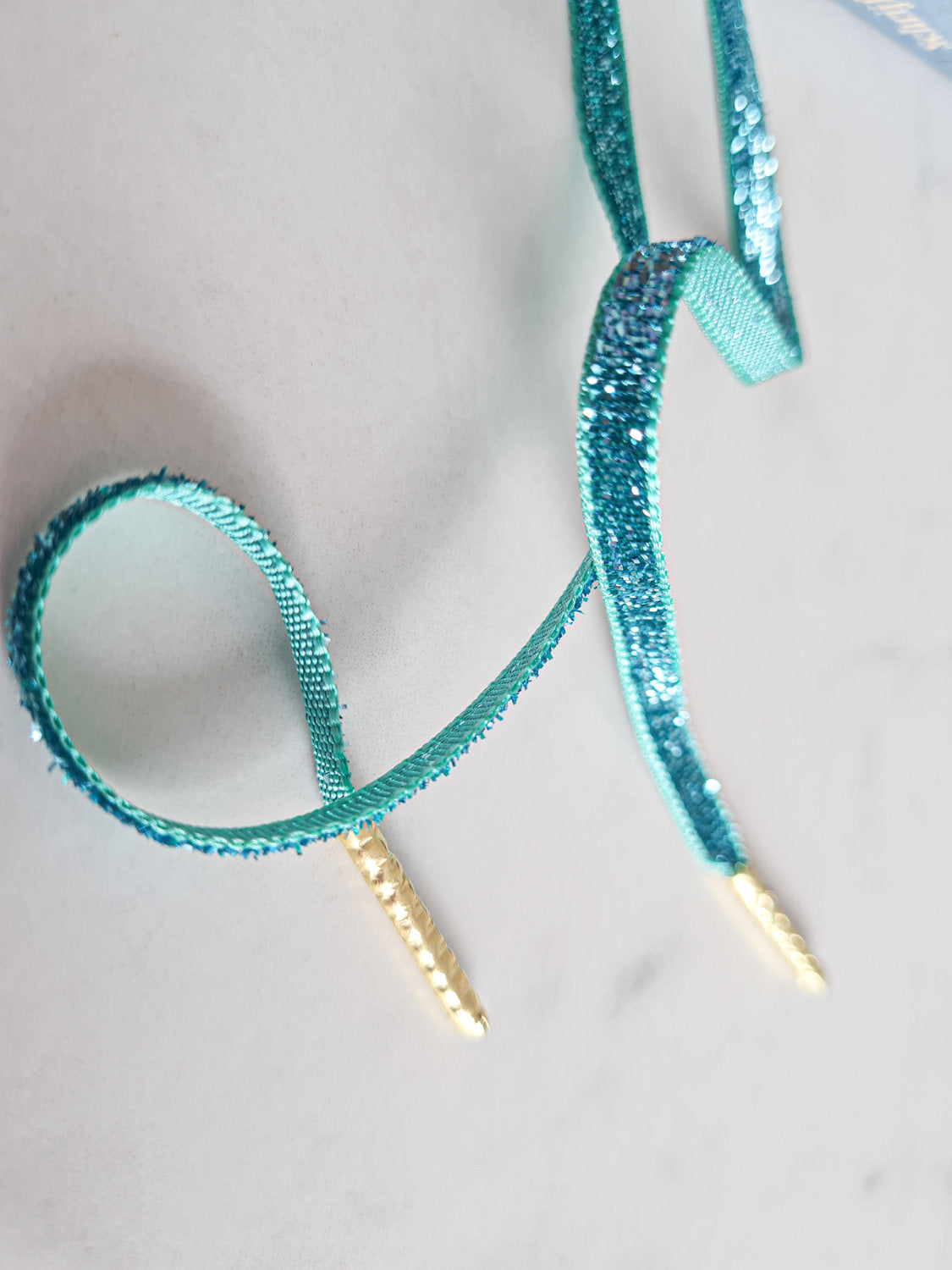Schoenveters plat fijn fluweel glitter turquoise