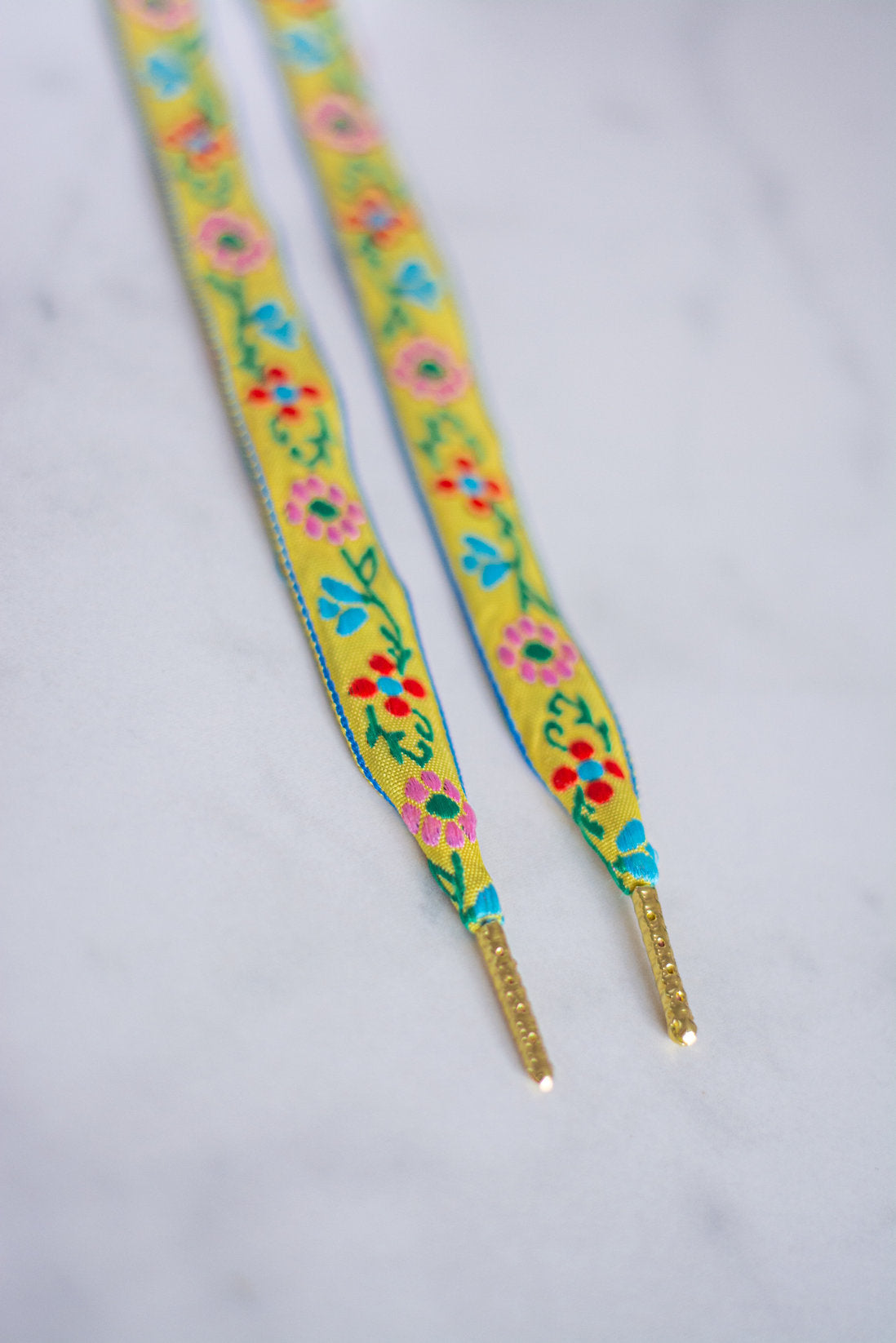 Veters plat jacquard - geel met bloemen - langs 1 kant bedrukt (Limited edition)