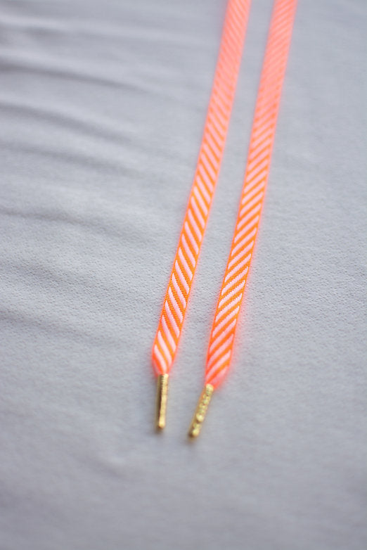 Schoenveters plat - fel oranje gestreept