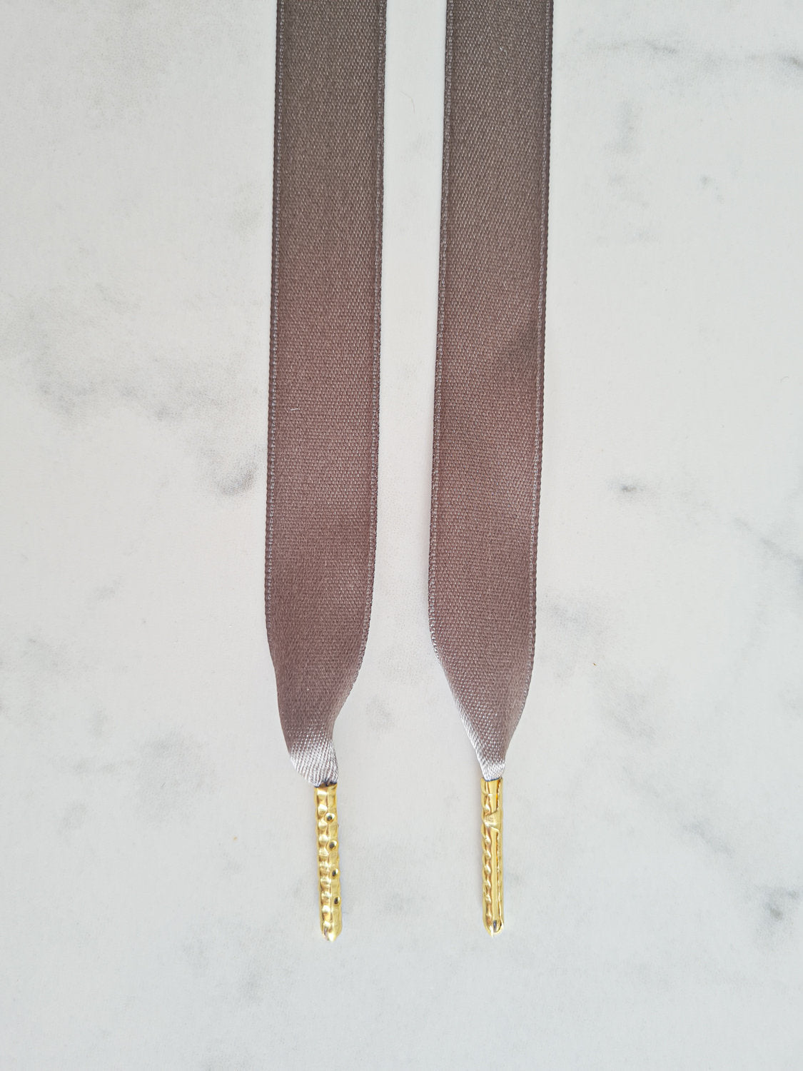 Smoky Silk – satijnen sneaker-veters in donker taupe