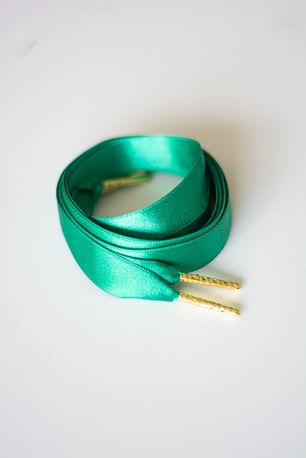 Schoenveters plat satijn luxe - smaragd groen breed