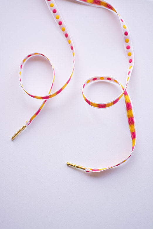 Schoenveters plat - wit met gele en roze bollen