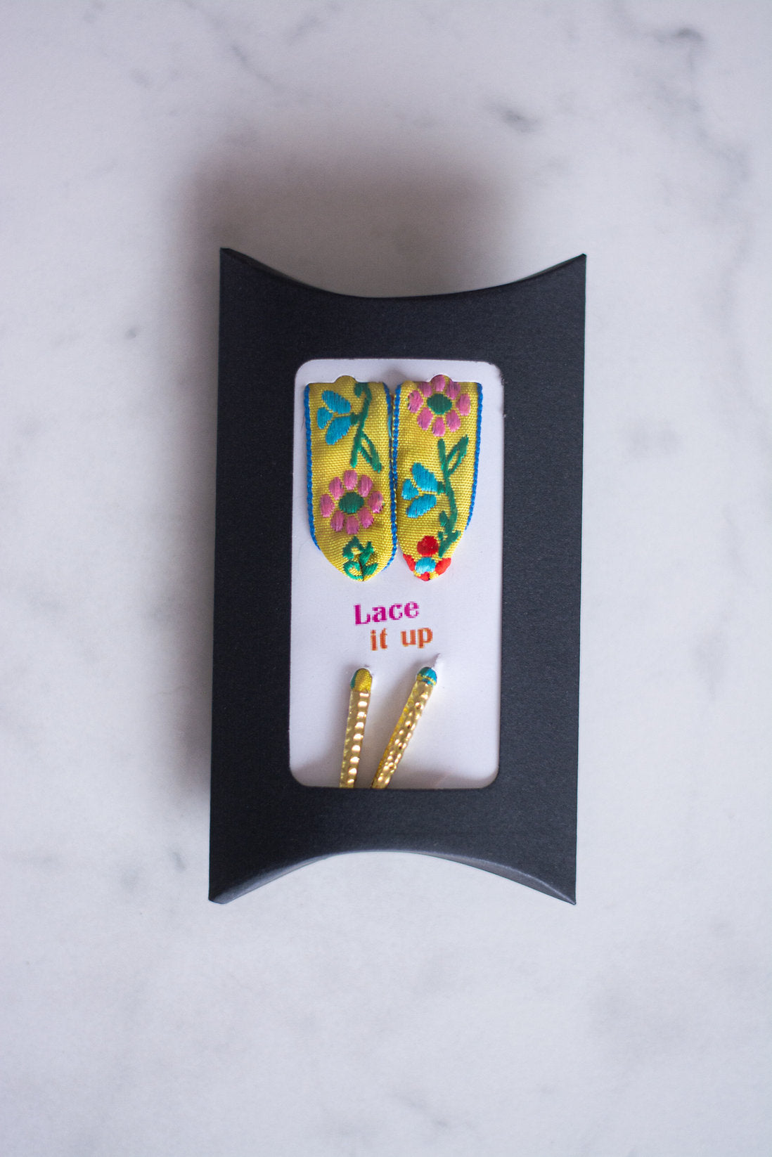 Veters plat jacquard - geel met bloemen - langs 1 kant bedrukt (Limited edition)