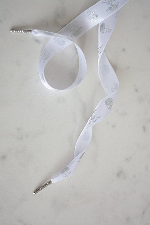 Schoenveters plat Skull - wit met zilveren doodskopjes