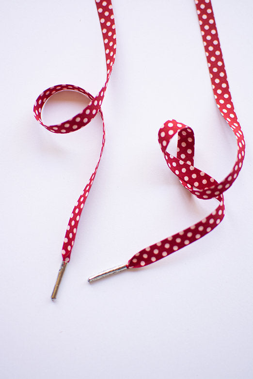 Schoenveters plat - rood met witte polka dots