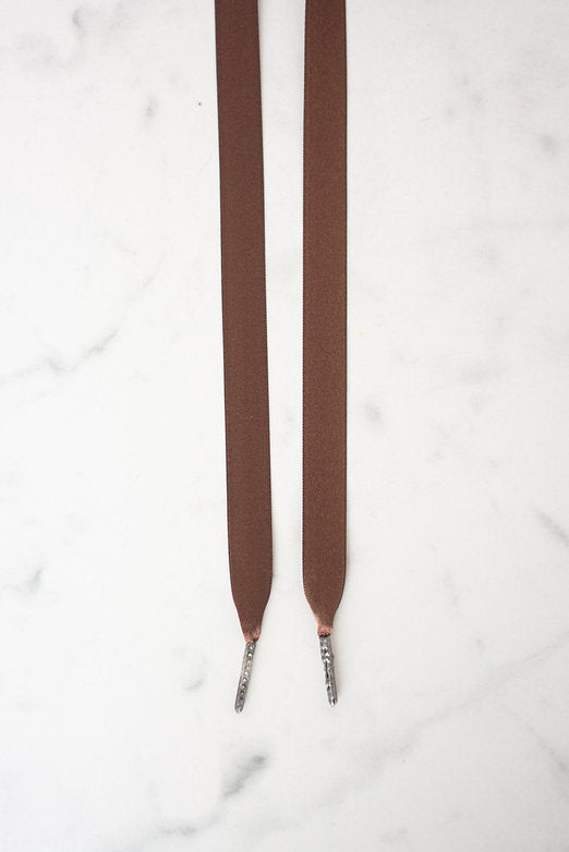 Cocoa Chic – platte satijnen veters bruin