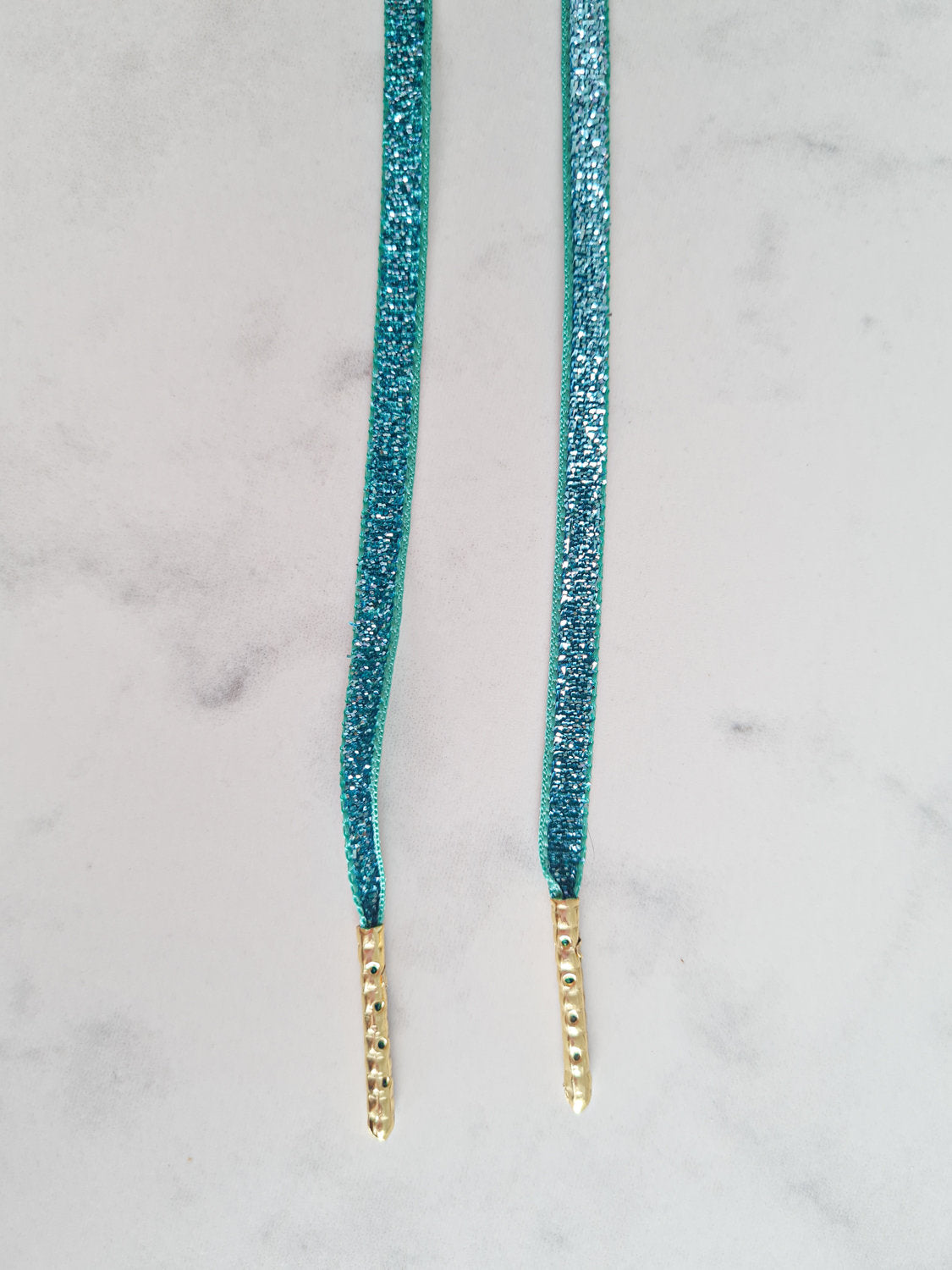 Schoenveters plat fijn fluweel glitter turquoise