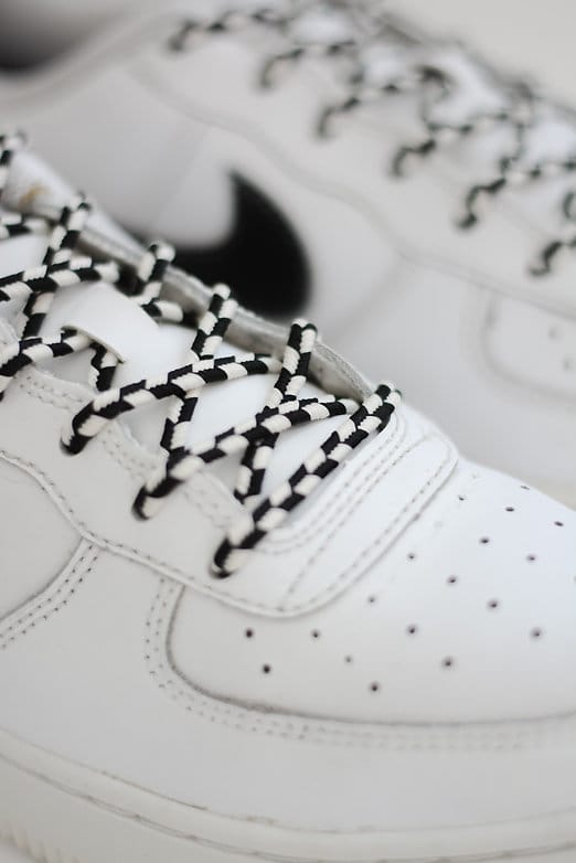 Checkmate Chic: Zwart-witte blokjesschoenveters