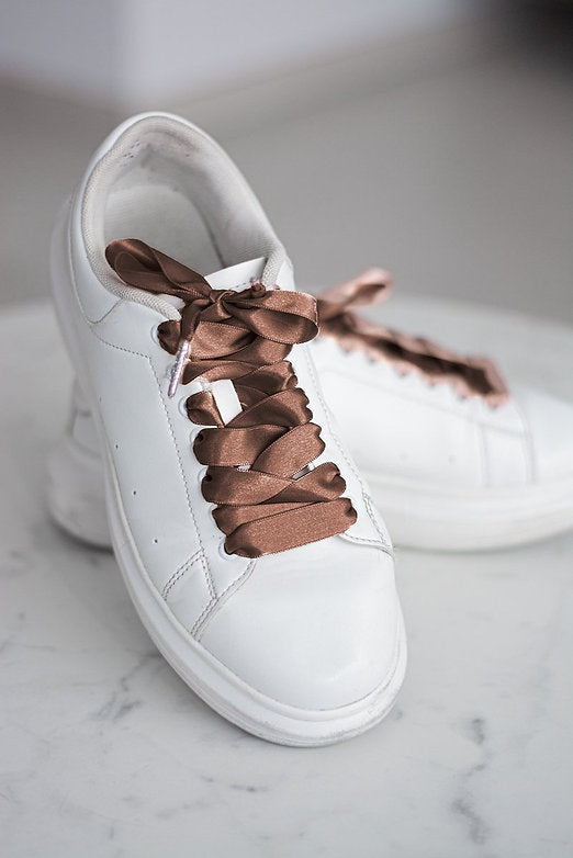 Cocoa Chic – platte satijnen veters bruin