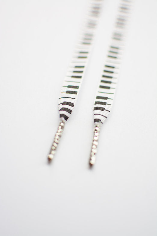 Schoenveters plat - zwart wit met piano toetsen