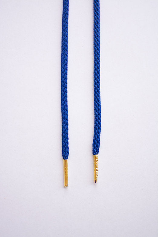 Schoenveters rond koord konings blauw