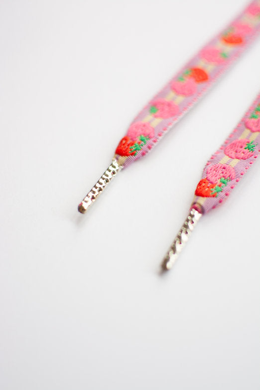 Schoenveters plat - roze met aardbeien jacquard
