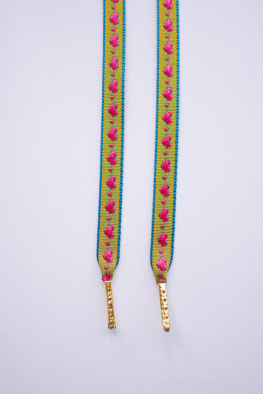 Schoenveters plat jacquard - geel met roze hartjes en blauwe randjes