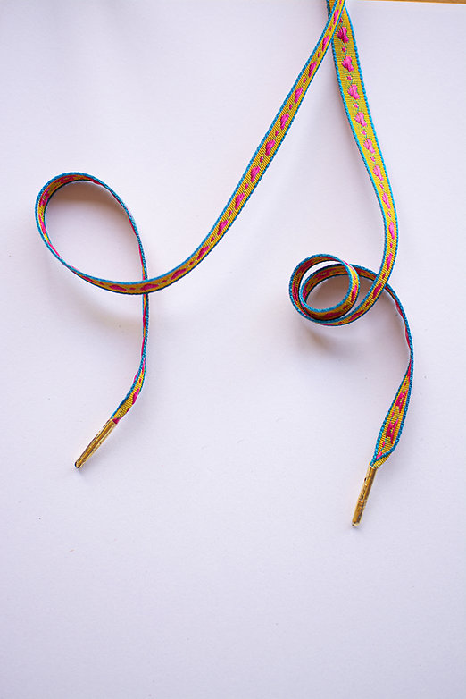 Schoenveters plat jacquard - geel met roze hartjes en blauwe randjes