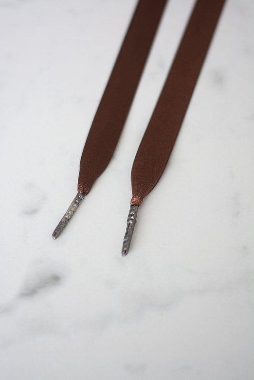 Cocoa Chic – platte satijnen veters bruin