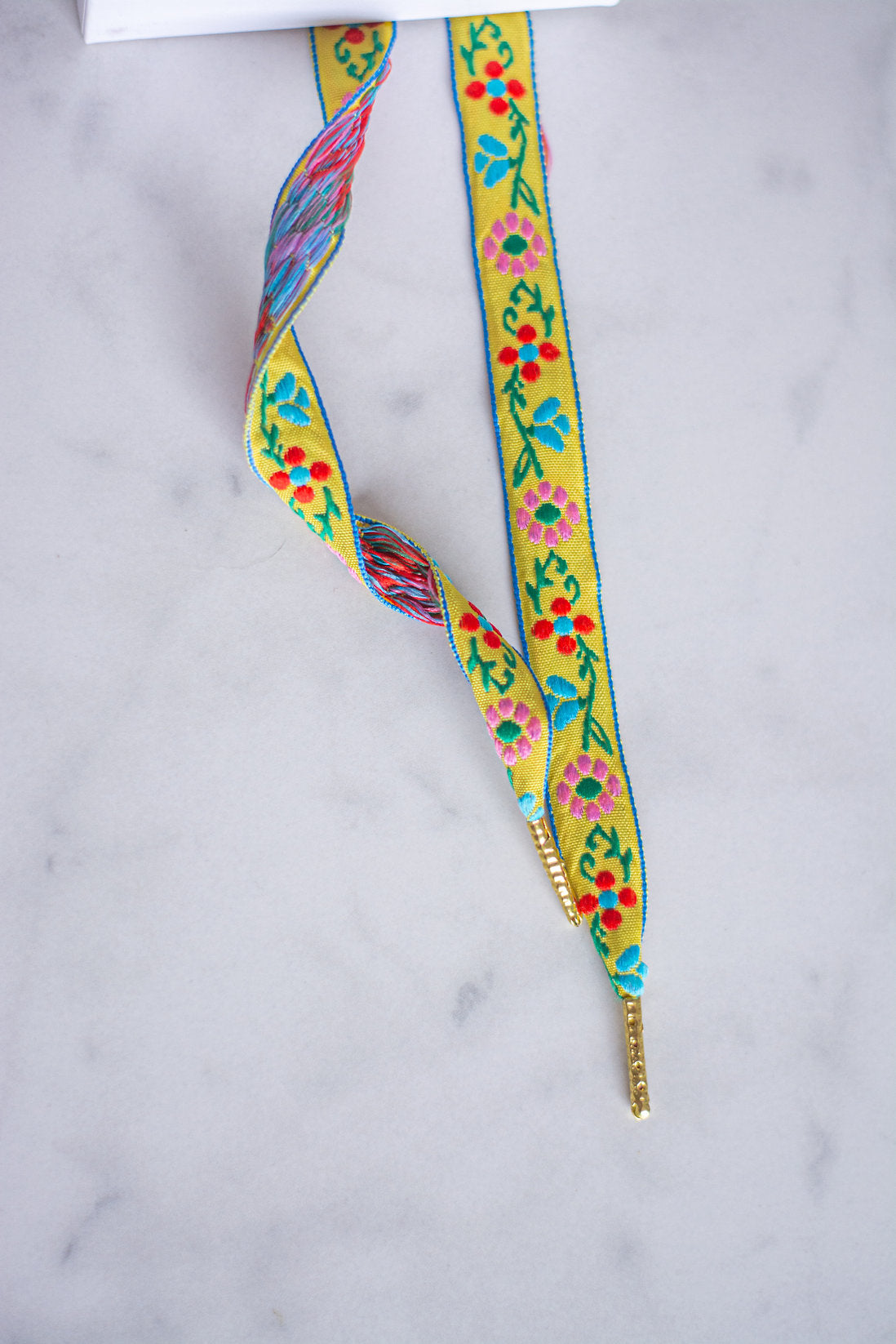 Veters plat jacquard - geel met bloemen - langs 1 kant bedrukt (Limited edition)